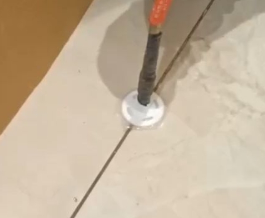 神池瓷砖空鼓维修公司专业解答瓷砖在铺贴过程中，如果没有涂抹均匀到位的粘结材料（如水泥砂浆或瓷砖胶），可能会导致以下问题